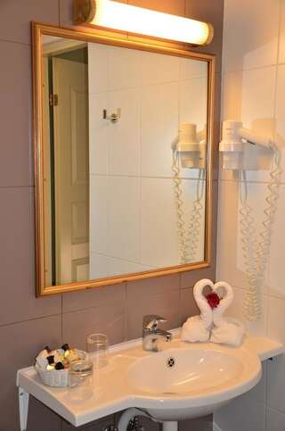 Отель Hotel Metsis Валга Двухместный номер Делюкс с 1 кроватью или 2 отдельными кроватями и гидромассажной ванной-6